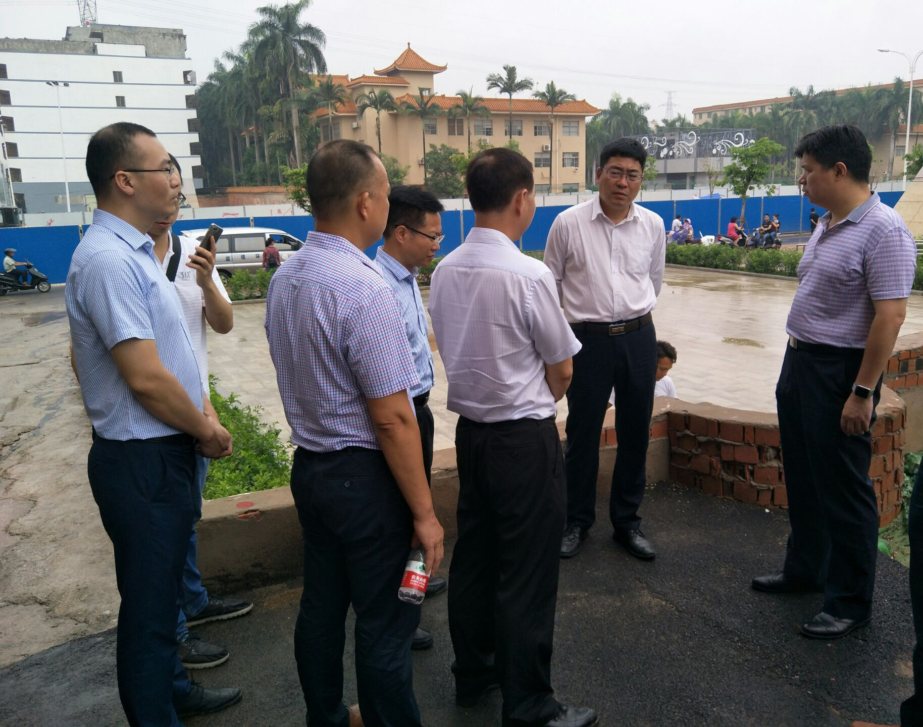 1529629835116947.jpg 20180611南宁市副市长朱会东(右二)、良庆区区长王川(右一)、广西庆海建设发展有限公司董事长滕秀祥(右四)等领导莅临我司良庆经济开发区污水管网项目检查指导工作.jpg