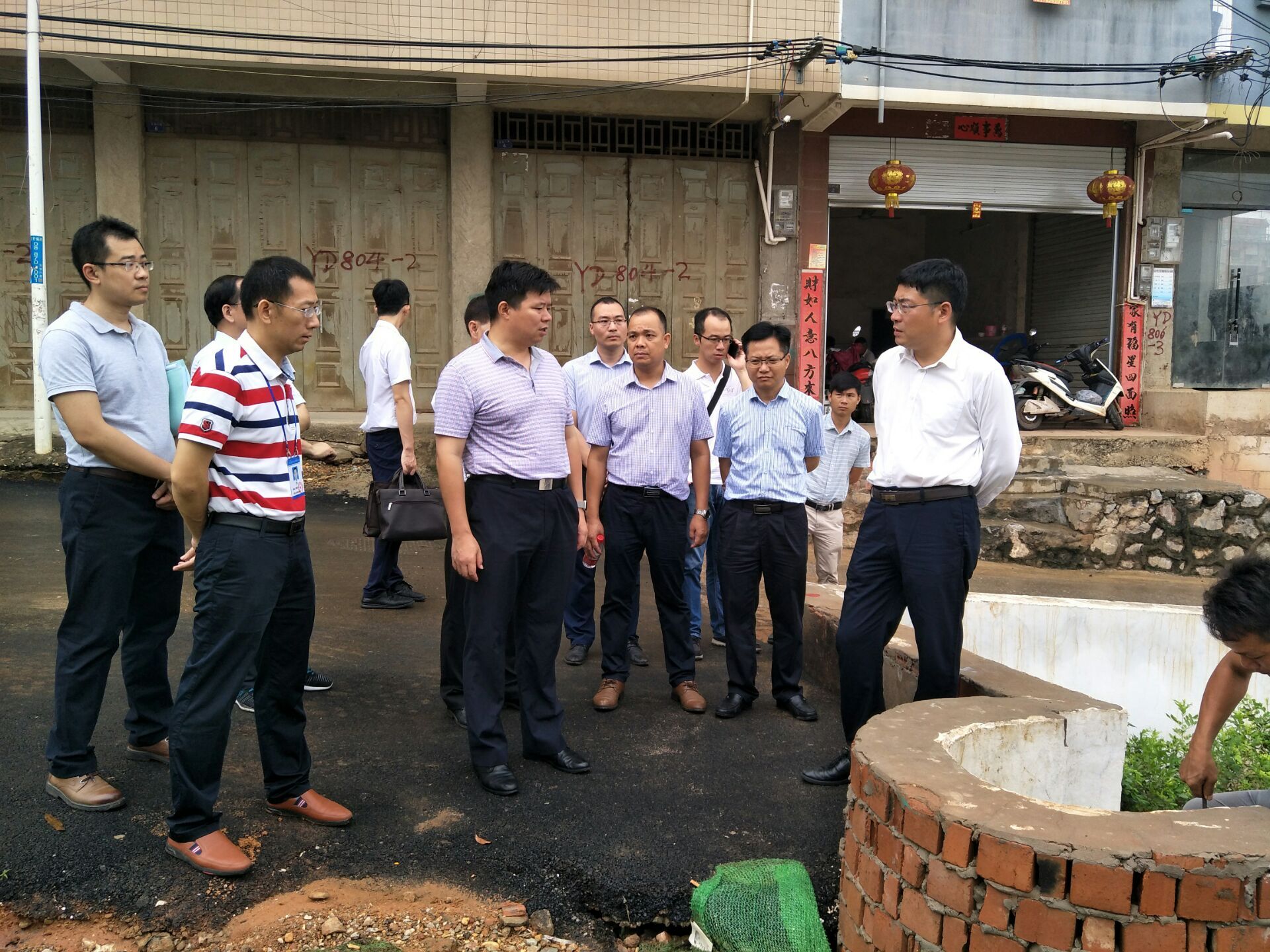 1529629847911413.jpg 20180611南宁市副市长朱会东一行人就2018年良庆区经济开发区污水管网项目运行落实情况进行探讨交流.jpg