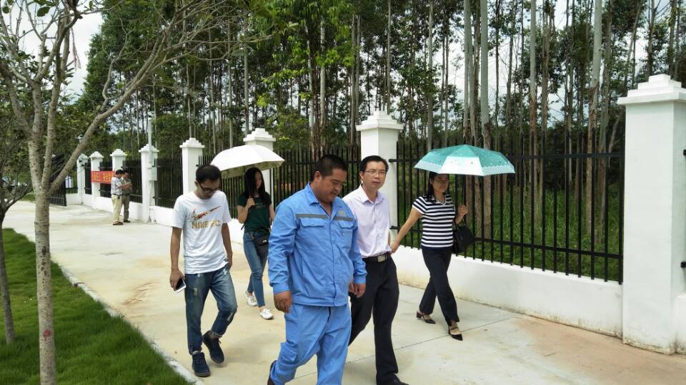 1531307358432383.jpg 20180706来宾市物价局局长覃亚柑(右二)、兴宾区物价局局长刘桂娟(右一)、莅临我司承建并运营的小平阳污水处理厂调研.jpg