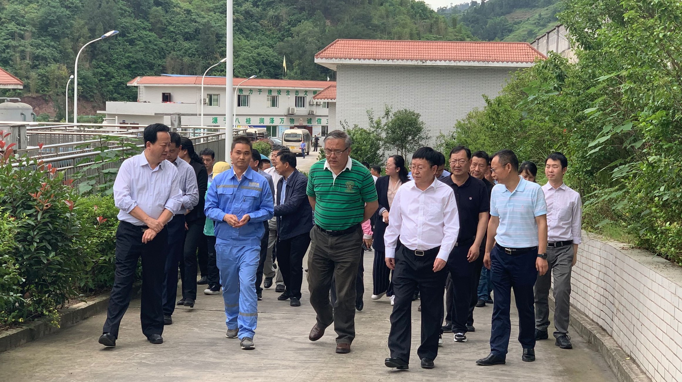 1558703174576797.jpg 20190521贵州省人大常委会副主任何力率队莅临我司运营的茅台301厂污水厂开展执法检查.jpg